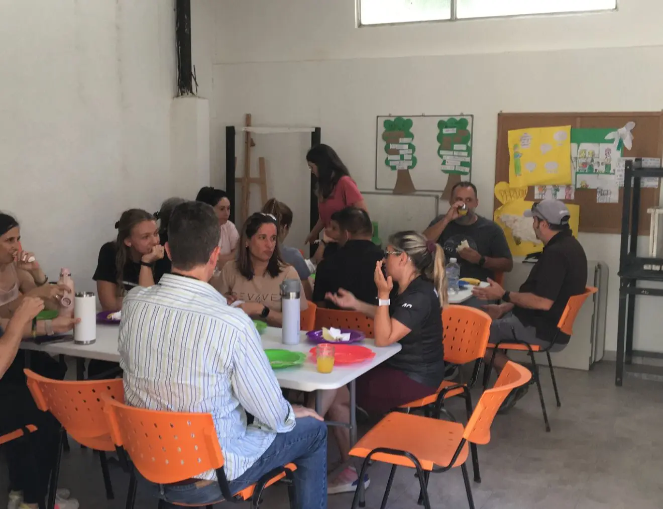 Voluntarios sirviendo el almuerzo