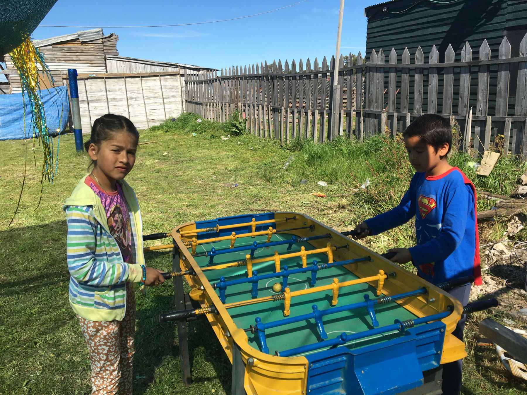 Chicos jugando al metegol