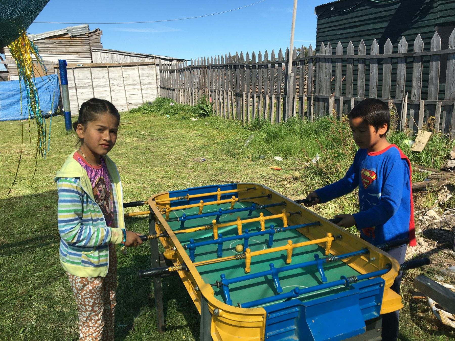 Chicos jugando al metegol